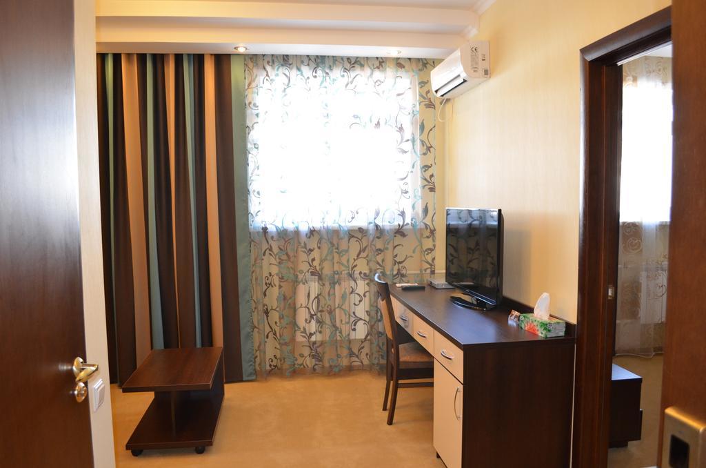 Mereke Hotel Ustʼ-Kamenogorsk Zimmer foto