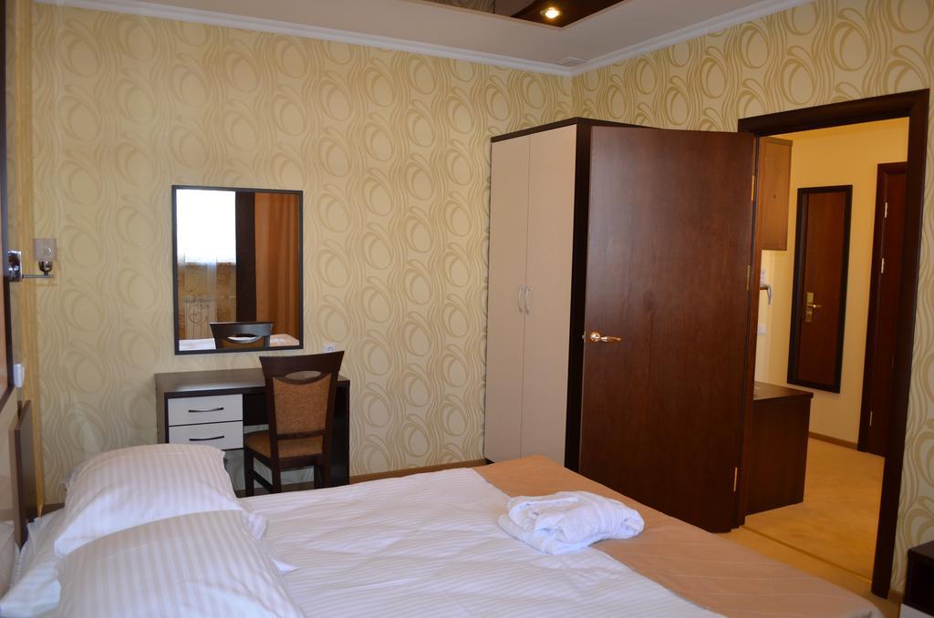 Mereke Hotel Ustʼ-Kamenogorsk Zimmer foto